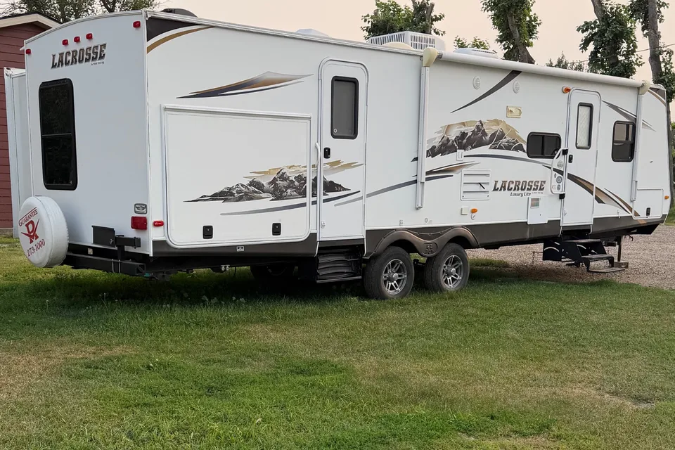 Lacrosse Luxury Lite 318BHS Travel Trailer