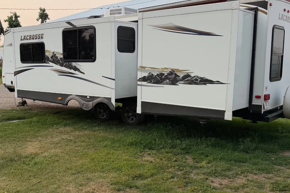 Lacrosse Luxury Lite 318BHS Travel Trailer