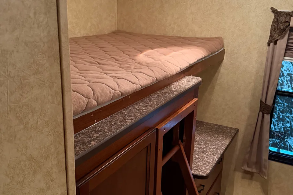 Lacrosse Luxury Lite 318BHS Travel Trailer