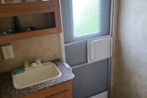 Leo's Keystone Hornet 31RBDS Travel Trailer