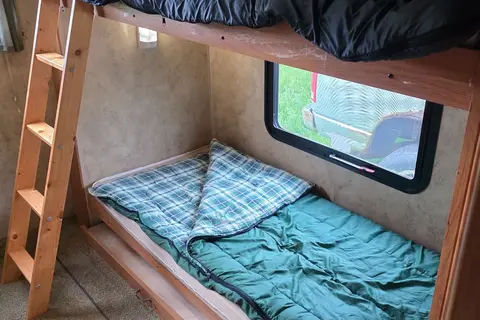 Leo's Keystone Hornet 31RBDS Travel Trailer