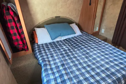 Leo's Keystone Hornet 31RBDS Travel Trailer