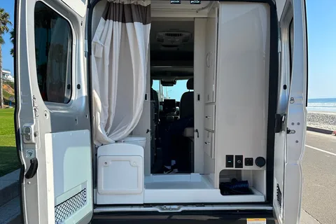 Gus's Thor Motor Coach Rize 18g Class B