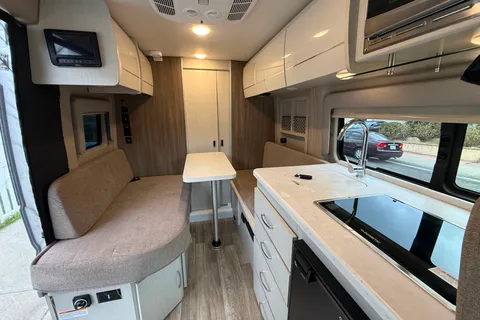 Gus's Thor Motor Coach Rize 18g Class B