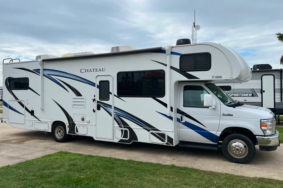 **sleeps 10** 2020 Thor Motor Coach Chateau Class C