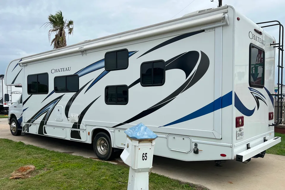 **sleeps 10** 2020 Thor Motor Coach Chateau Class C