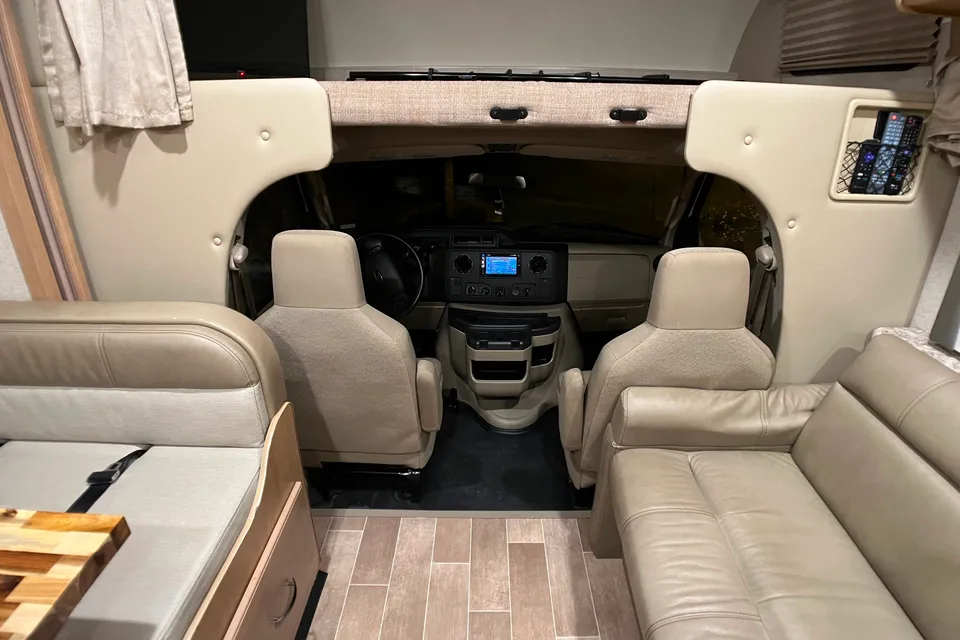 **sleeps 10** 2020 Thor Motor Coach Chateau Class C