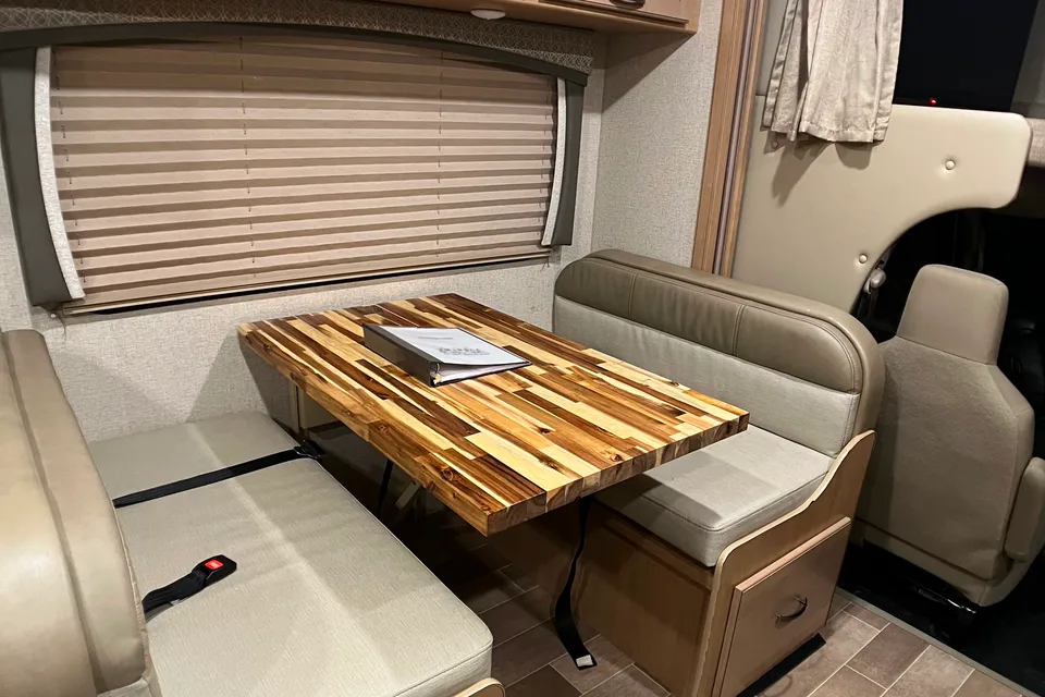 **sleeps 10** 2020 Thor Motor Coach Chateau Class C