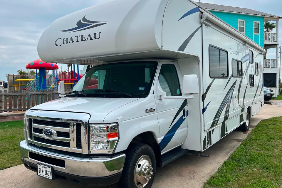 **sleeps 10** 2020 Thor Motor Coach Chateau Class C