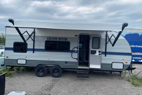 Full Service Trailer Rental! 25ft & Sleeps 6!