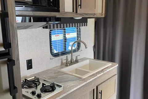 Full Service Trailer Rental! 25ft & Sleeps 6!