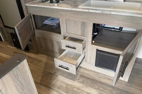 Full Service Trailer Rental! 25ft & Sleeps 6!