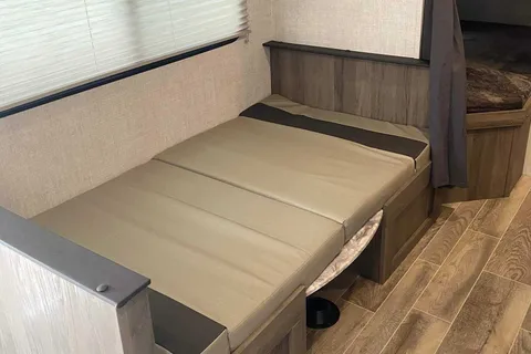 Full Service Trailer Rental! 25ft & Sleeps 6!