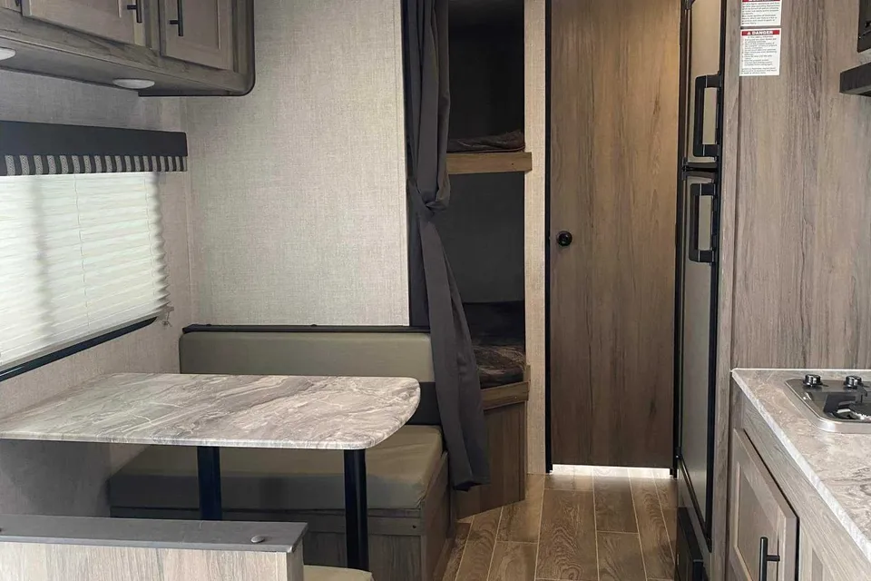 Full Service Trailer Rental! 25ft & Sleeps 6!