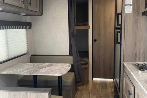 Full Service Trailer Rental! 25ft & Sleeps 6!