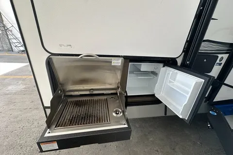 Half ton and family friendly Keystone Cougar 31 BHKWE Travel Trailer