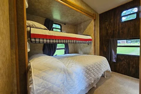 -Solacium- comfy bunkhouse camper