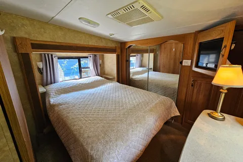 -Solacium- comfy bunkhouse camper