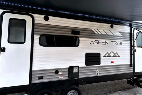 Family friendly 2022 32’ Aspen trail Travel Trailer