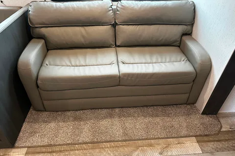 Family friendly 2022 32’ Aspen trail Travel Trailer