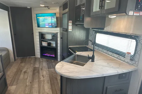 Family friendly 2022 32’ Aspen trail Travel Trailer