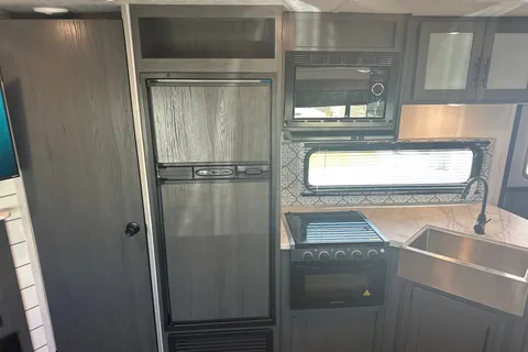 Family friendly 2022 32’ Aspen trail Travel Trailer