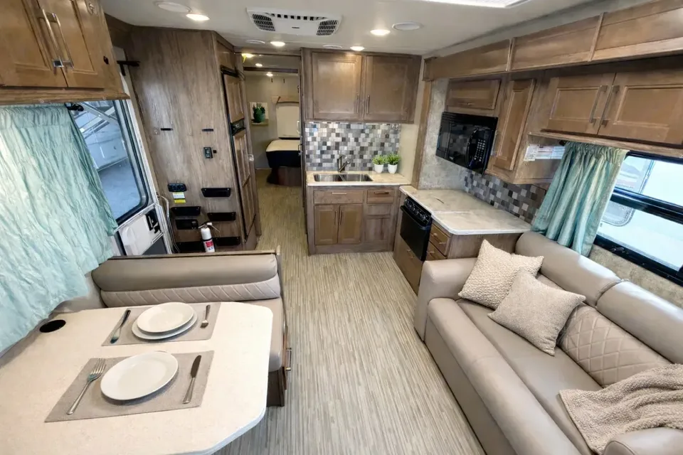 (#10) Luxury Family RV – Sleeps 10, Camping, Burning Man, EDC