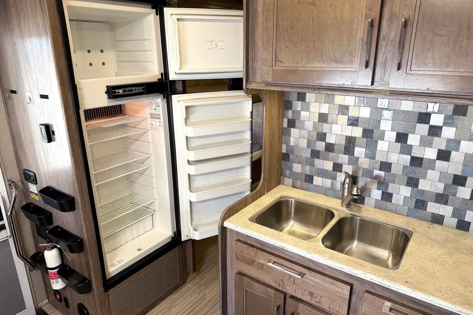 (#10) Luxury Family RV – Sleeps 10, Camping, Burning Man, EDC