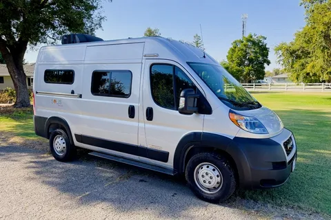 ຄຳແກ້ວ's Winnebago Solis Pocket 36A Class B