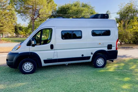 ຄຳແກ້ວ's Winnebago Solis Pocket 36A Class B