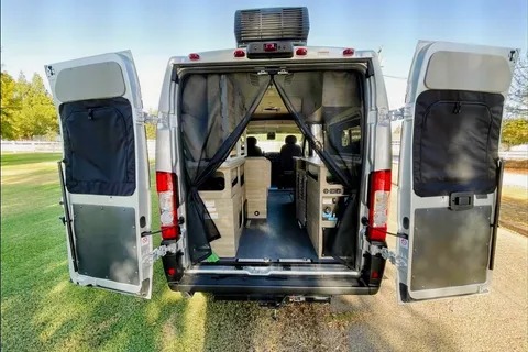 ຄຳແກ້ວ's Winnebago Solis Pocket 36A Class B