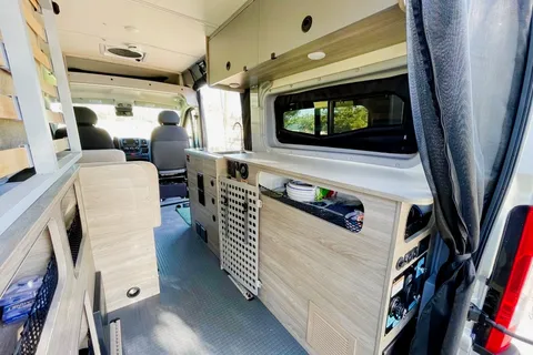 ຄຳແກ້ວ's Winnebago Solis Pocket 36A Class B