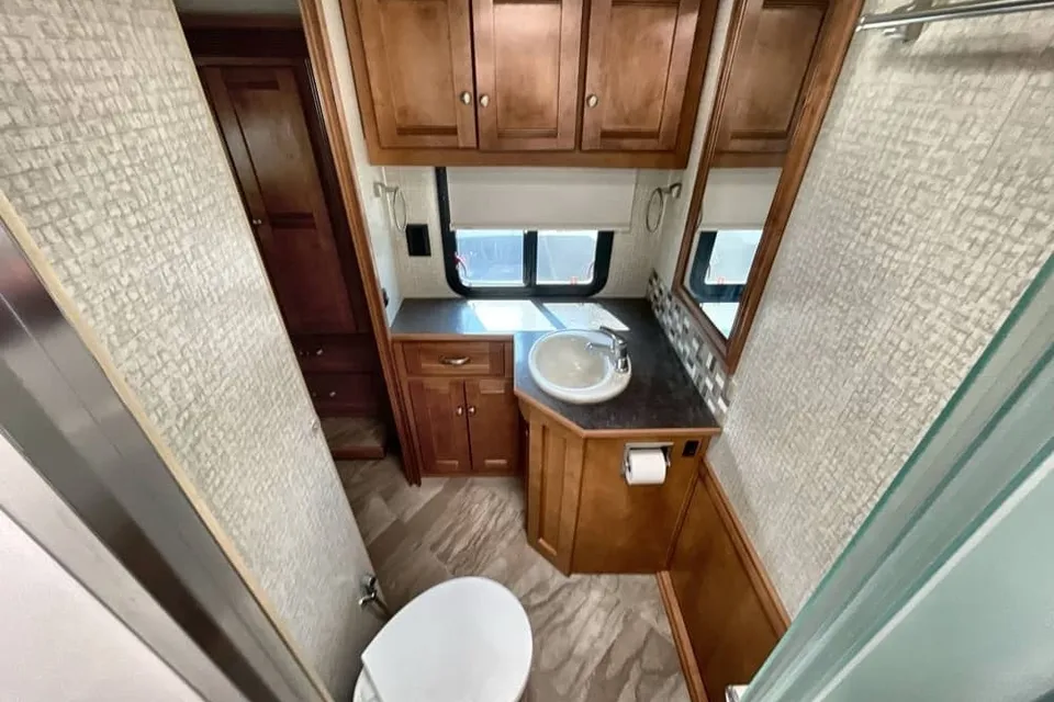 2019 Winnebago Sunova 36Z – Luxury Class A with 1.5 Baths
