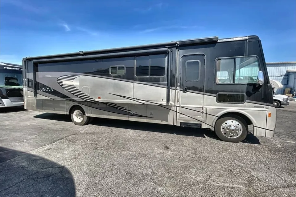 2019 Winnebago Sunova 36Z – Luxury Class A with 1.5 Baths
