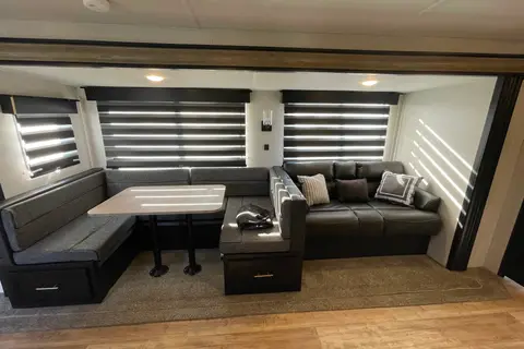 CHEROKEE Bunkhouse with Private Master, Fireplace & Outdoor Kitchen