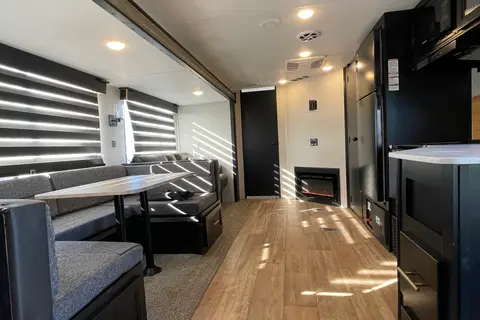 CHEROKEE Bunkhouse with Private Master, Fireplace & Outdoor Kitchen