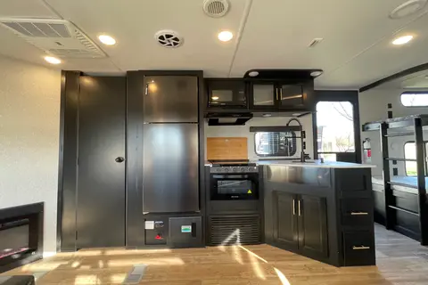CHEROKEE Bunkhouse with Private Master, Fireplace & Outdoor Kitchen
