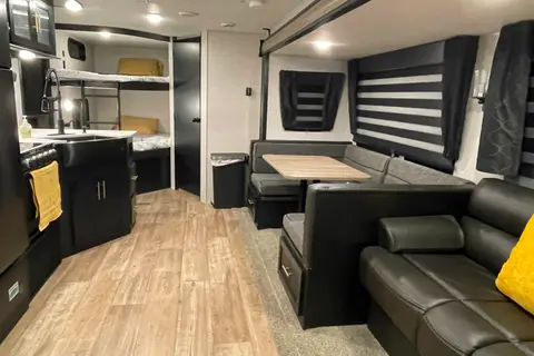 CHEROKEE Bunkhouse with Private Master, Fireplace & Outdoor Kitchen