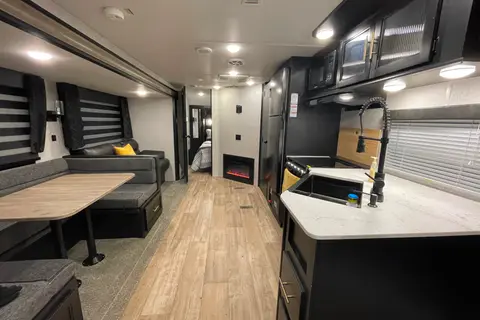 CHEROKEE Bunkhouse with Private Master, Fireplace & Outdoor Kitchen