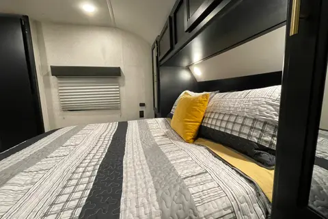 CHEROKEE Bunkhouse with Private Master, Fireplace & Outdoor Kitchen