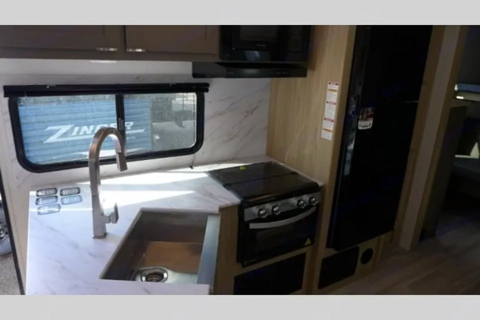 Derick's Cruiser RV avenir Travel Trailer