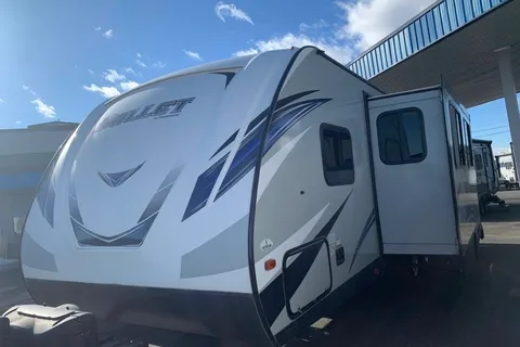 B&M’s Family Friendly Double Bunk House Travel Trailer