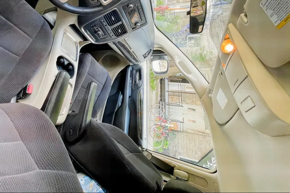 La belle Huguette-  Dodge Grand Caravan