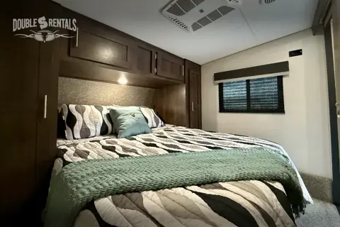 SPORTSTER Toy Hauler with 2 Queen Beds, U-Shaped Dinette & Sofa