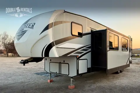 SPORTSTER Toy Hauler with 2 Queen Beds, U-Shaped Dinette & Sofa