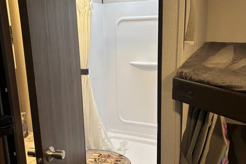 1500 friendly Keystone Springdale 27rbh Travel Trailer