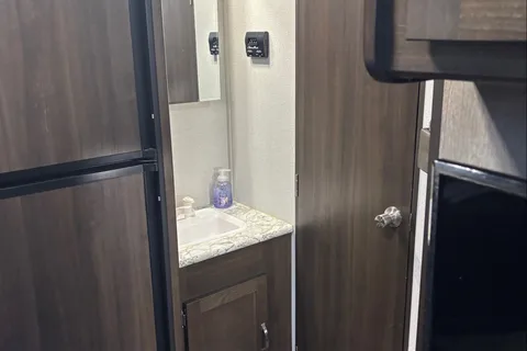 1500 friendly Keystone Springdale 27rbh Travel Trailer
