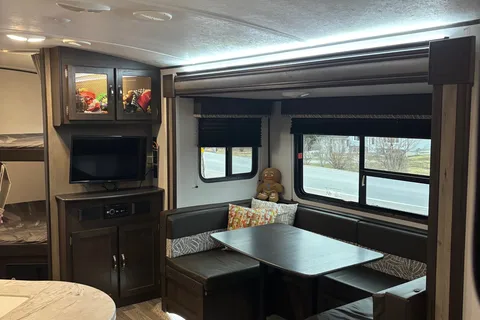 1500 friendly Keystone Springdale 27rbh Travel Trailer