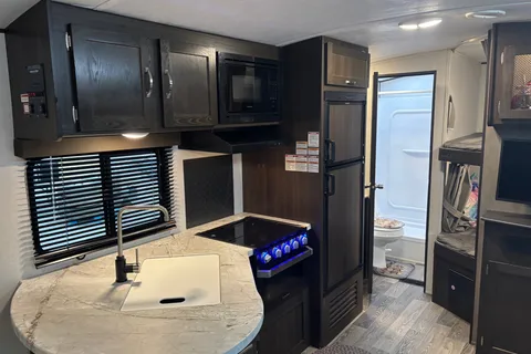 1500 friendly Keystone Springdale 27rbh Travel Trailer