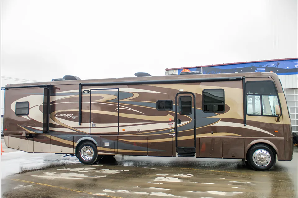 Highway 17 North Newmar 3911 canyon star Class A